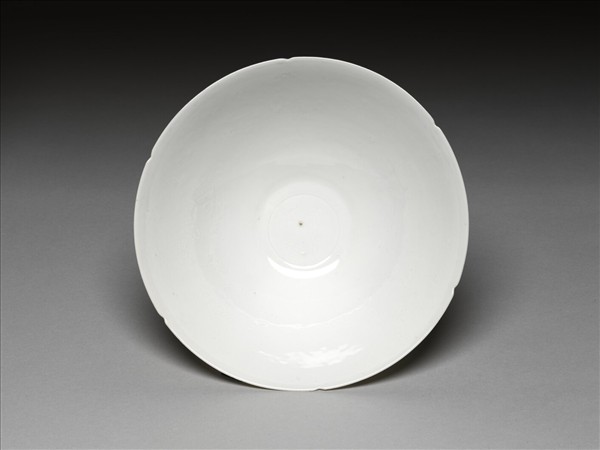 甜白釉五龍紋葵瓣口碗