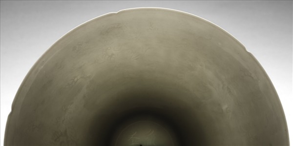 甜白釉五龍紋葵瓣口碗