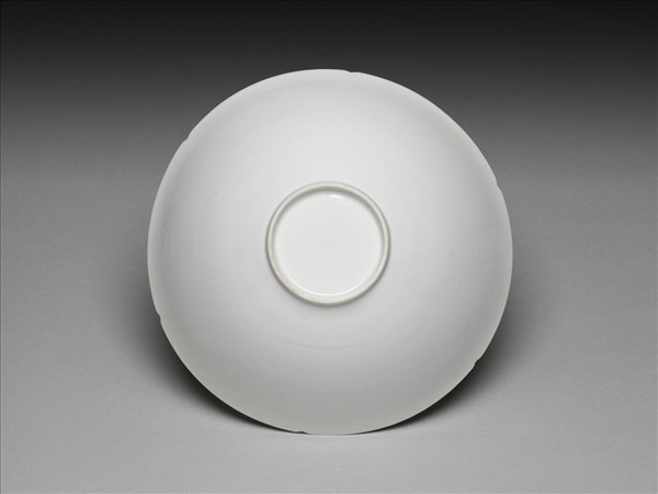 甜白釉五龍紋葵瓣口碗