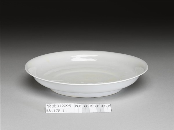 甜白釉雲龍紋盤