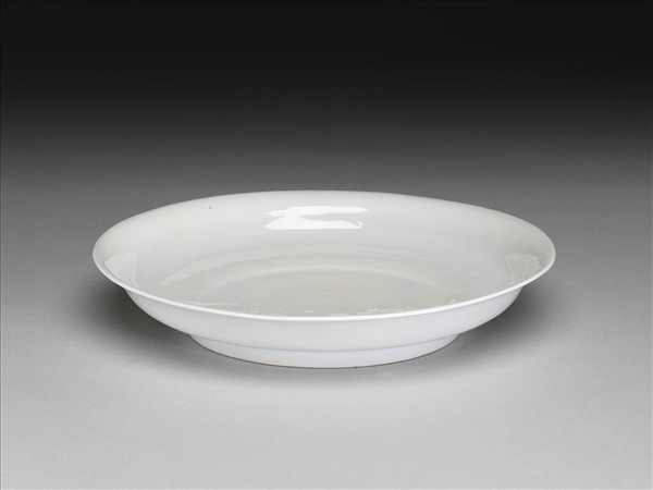 甜白釉雲龍紋盤