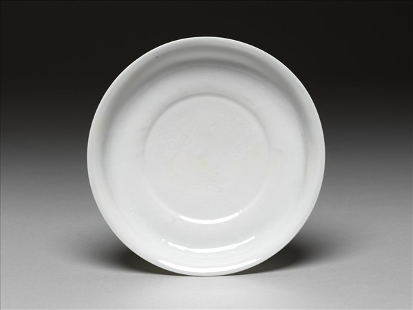 甜白釉雲龍紋盤