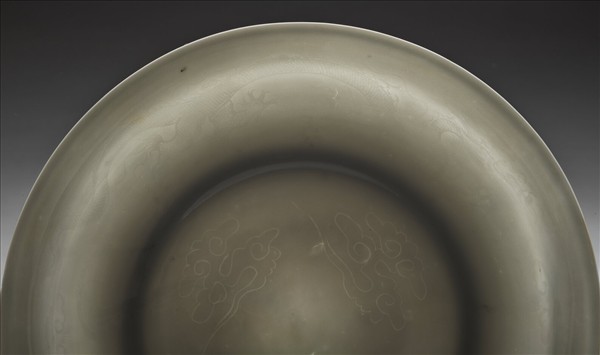 甜白釉雲龍紋盤
