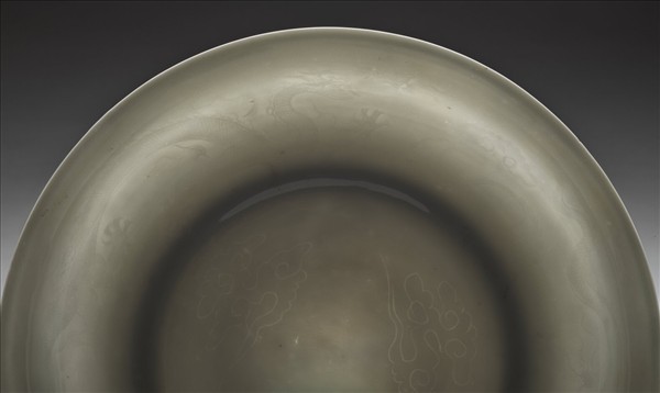 甜白釉雲龍紋盤