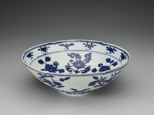 青花花果紋葵口碗