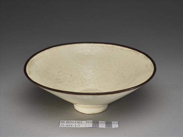 白瓷印花蓮塘游魚紋碗