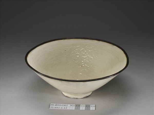 白瓷印花蓮塘游魚紋碗