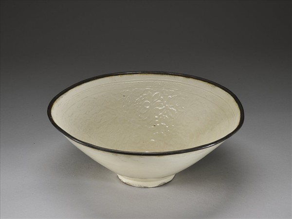 白瓷印花蓮塘游魚紋碗