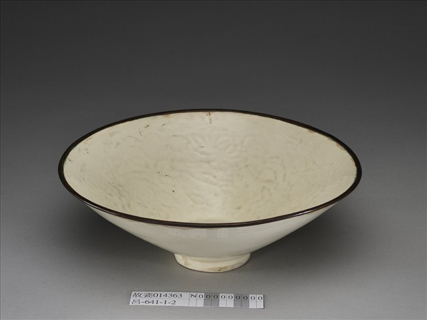 白瓷印花蓮塘游魚紋碗