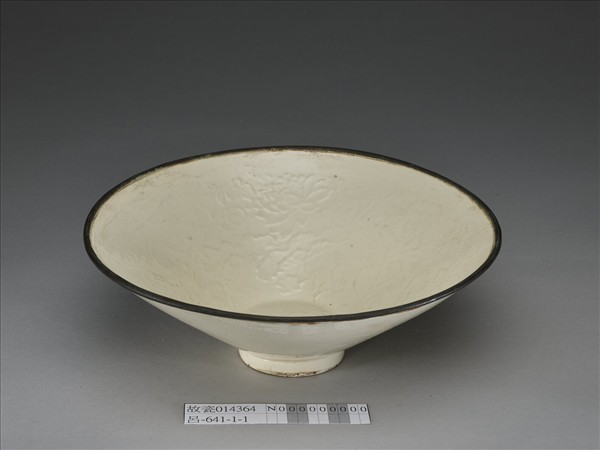 白瓷印花蓮塘游魚紋碗