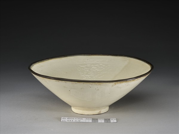 白瓷印花蓮塘游魚紋碗