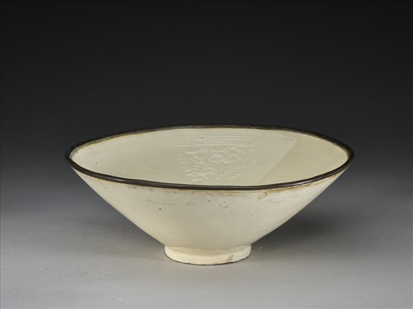 白瓷印花蓮塘游魚紋碗