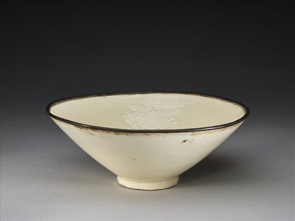 白瓷印花蓮塘游魚紋碗