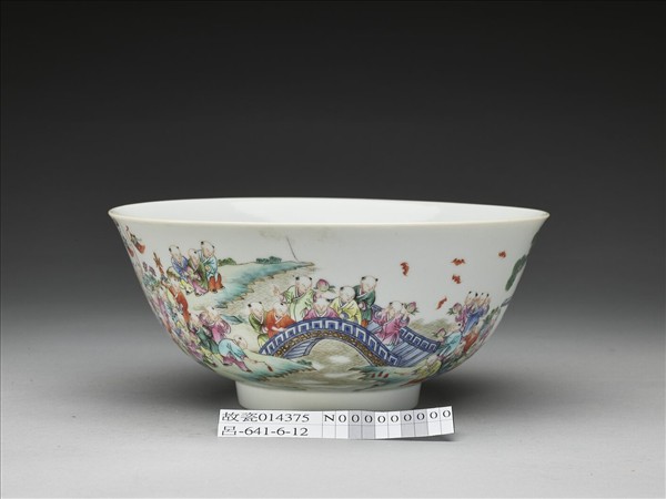 粉彩百子圖碗