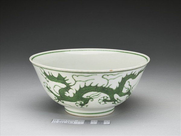 白地綠彩龍紋碗