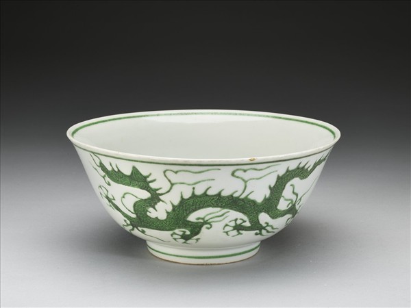 白地綠彩龍紋碗