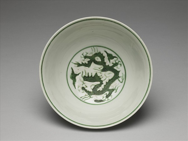 白地綠彩龍紋碗