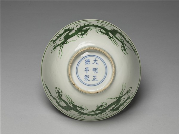 白地綠彩龍紋碗