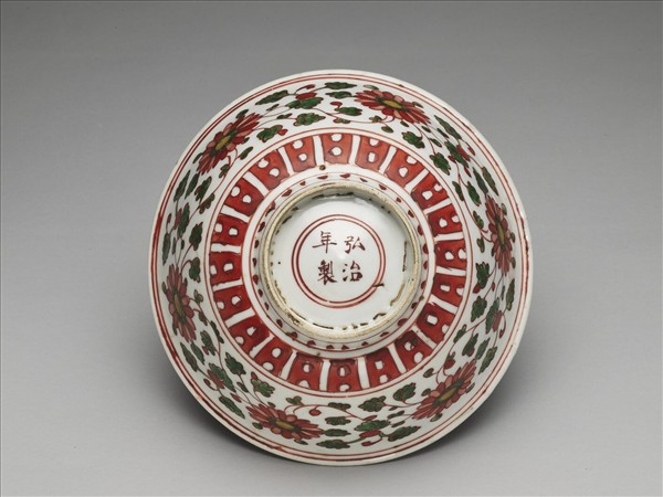 紅綠彩花卉紋碗