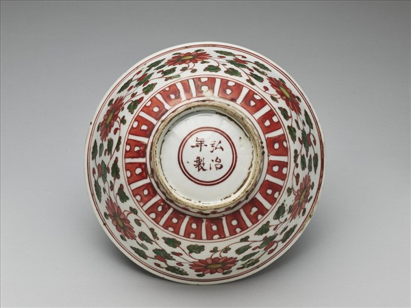 紅綠彩花卉紋碗
