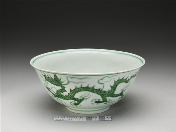 白瓷綠彩雲龍紋碗