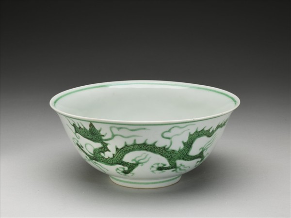 白瓷綠彩雲龍紋碗