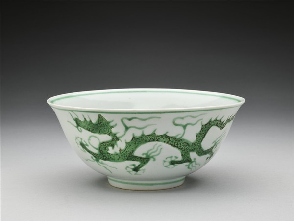 白瓷綠彩雲龍紋碗