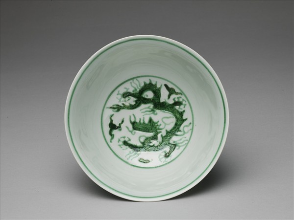 白瓷綠彩雲龍紋碗