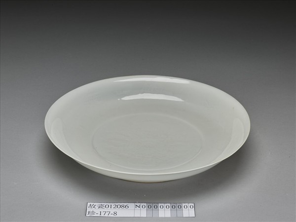 甜白釉番蓮八寶紋盤