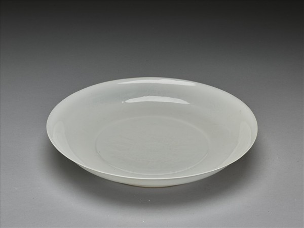 甜白釉番蓮八寶紋盤