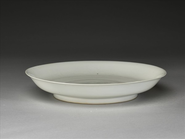 甜白釉番蓮八寶紋盤