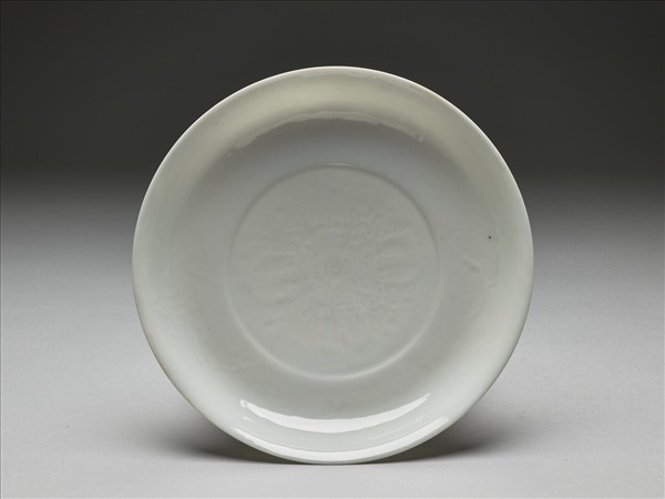 甜白釉番蓮八寶紋盤