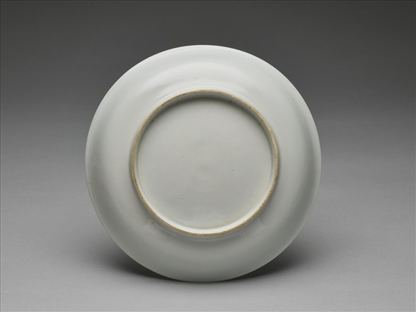 甜白釉番蓮八寶紋盤