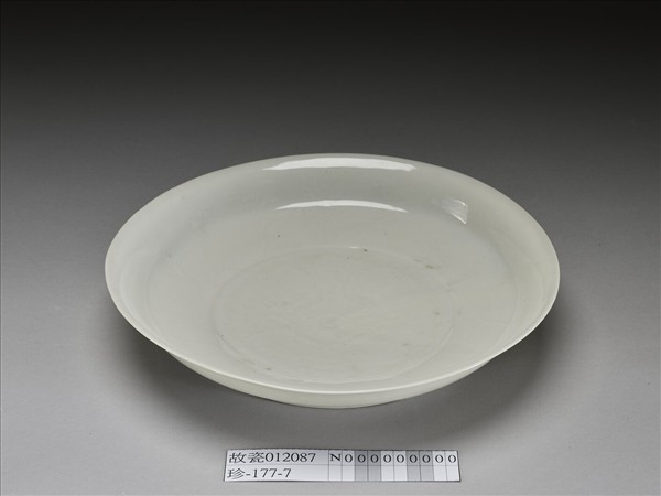 甜白釉番蓮八寶紋盤