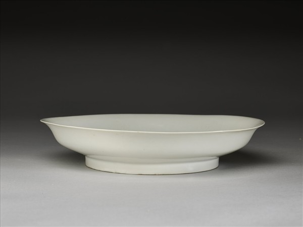 甜白釉番蓮八寶紋盤