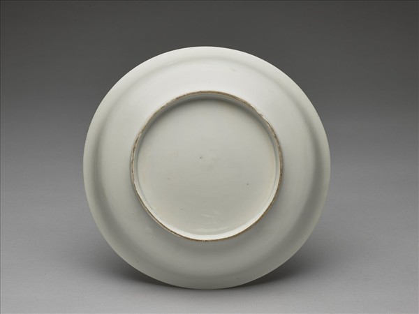 甜白釉番蓮八寶紋盤