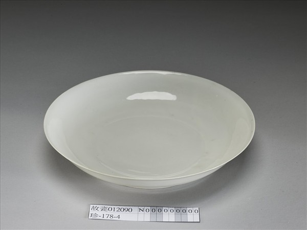 甜白釉雲龍紋盤