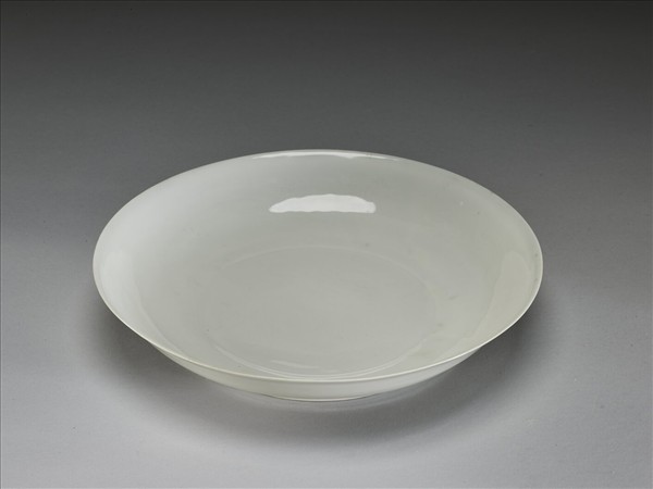 甜白釉雲龍紋盤