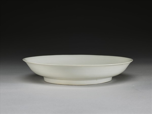 甜白釉雲龍紋盤