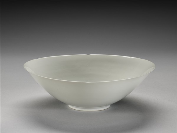 甜白釉五龍紋葵瓣口碗