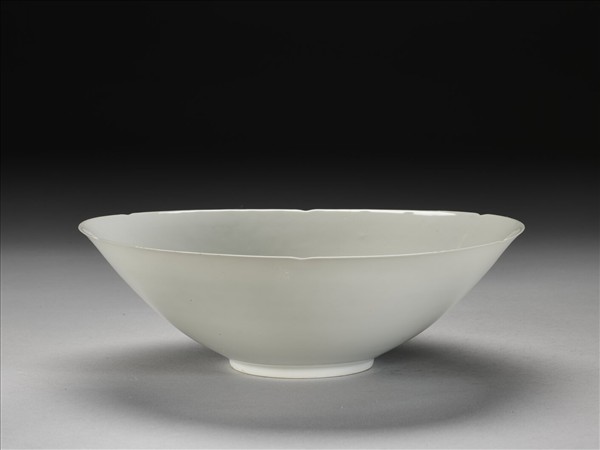 甜白釉五龍紋葵瓣口碗