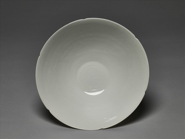 甜白釉五龍紋葵瓣口碗