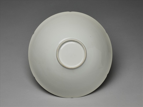 甜白釉五龍紋葵瓣口碗