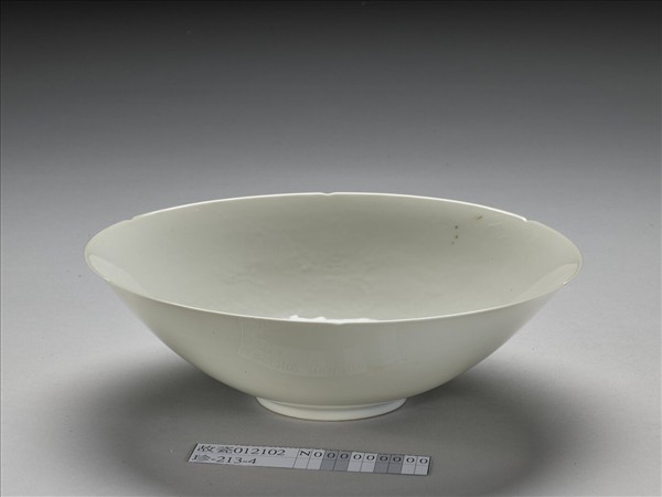 甜白釉五龍紋葵瓣口碗