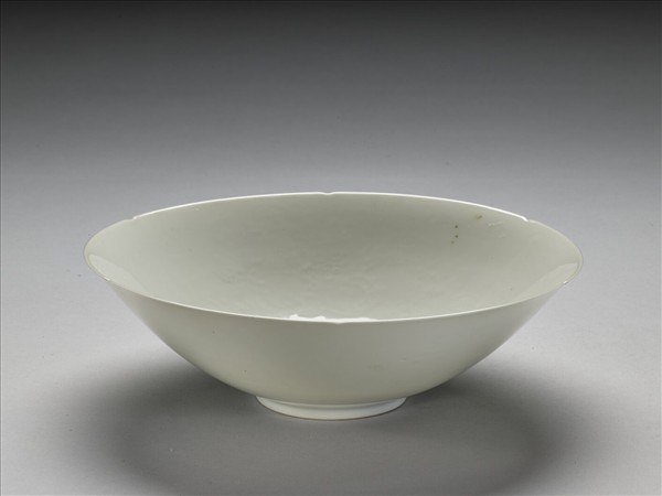 甜白釉五龍紋葵瓣口碗