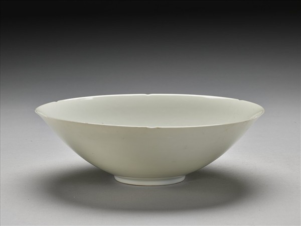 甜白釉五龍紋葵瓣口碗