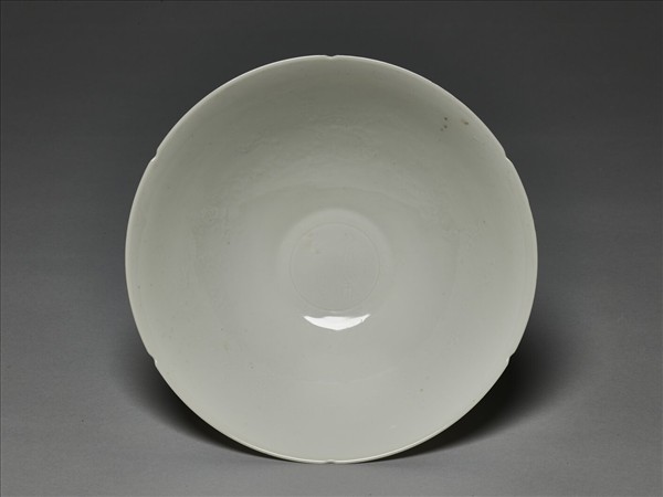 甜白釉五龍紋葵瓣口碗