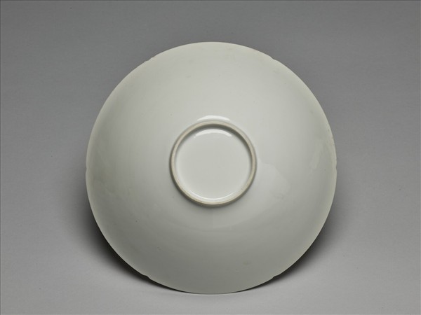 甜白釉五龍紋葵瓣口碗