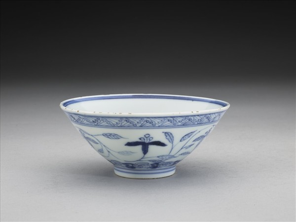 青花纏枝花卉紋碗