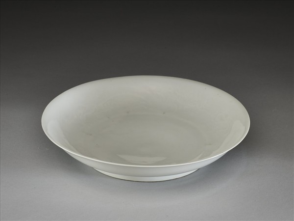 甜白釉雲龍紋盤